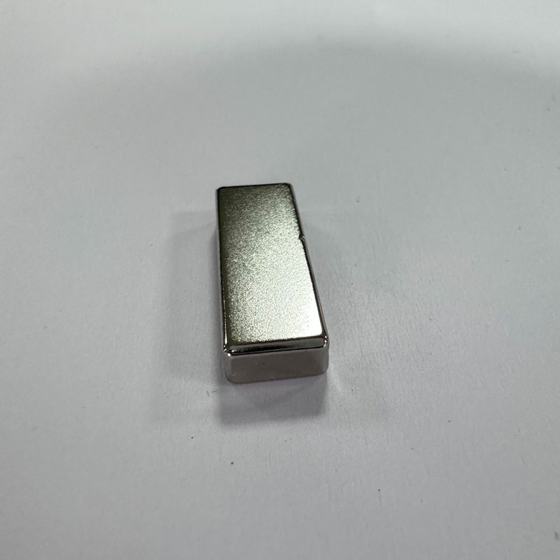 آهنربای بلوکی نئودیمیوم درجه N50 با ابعاد 30x10x5 میلی‌متر، روکش NiCuNi، آهنربای NdFeB با عناصر کمیاب خاکی قوی 2