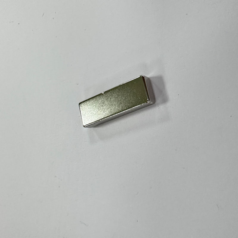 آهنربای بلوکی نئودیمیوم درجه N50 با ابعاد 30x10x5 میلی‌متر، روکش NiCuNi، آهنربای NdFeB با عناصر کمیاب خاکی قوی 4