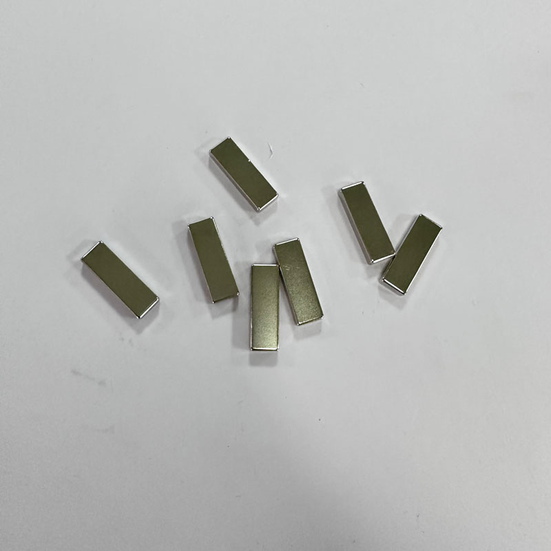 آهنربای بلوکی نئودیمیوم درجه N50 با ابعاد 30x10x5 میلی‌متر، روکش NiCuNi، آهنربای NdFeB با عناصر کمیاب خاکی قوی 5