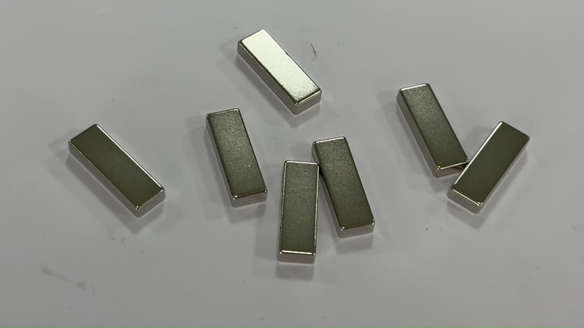 آهنربای بلوکی نئودیمیوم درجه N50 با ابعاد 30x10x5 میلی‌متر، روکش NiCuNi، آهنربای NdFeB با عناصر کمیاب خاکی قوی 1