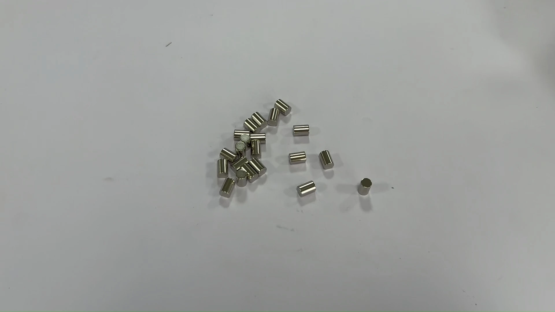 SM-03152051 Neodym-cylindermagnet av N35-kvalitet D8x12mm, NiCuNi-belagd stark NdFeB-magnet av sällsynta jordartsmetaller för motorer, sensorer, gör-det-själv-projekt och industriella tillämpningar 1