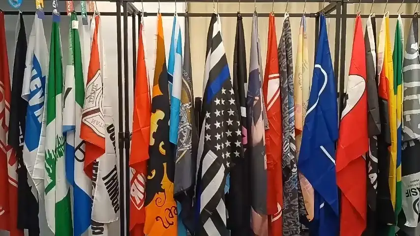 Bannières de drapeaux personnalisées noires imprimées numériquement pour le sport 1