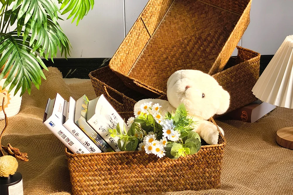Square shape Straw Storage Baskets with handles 1