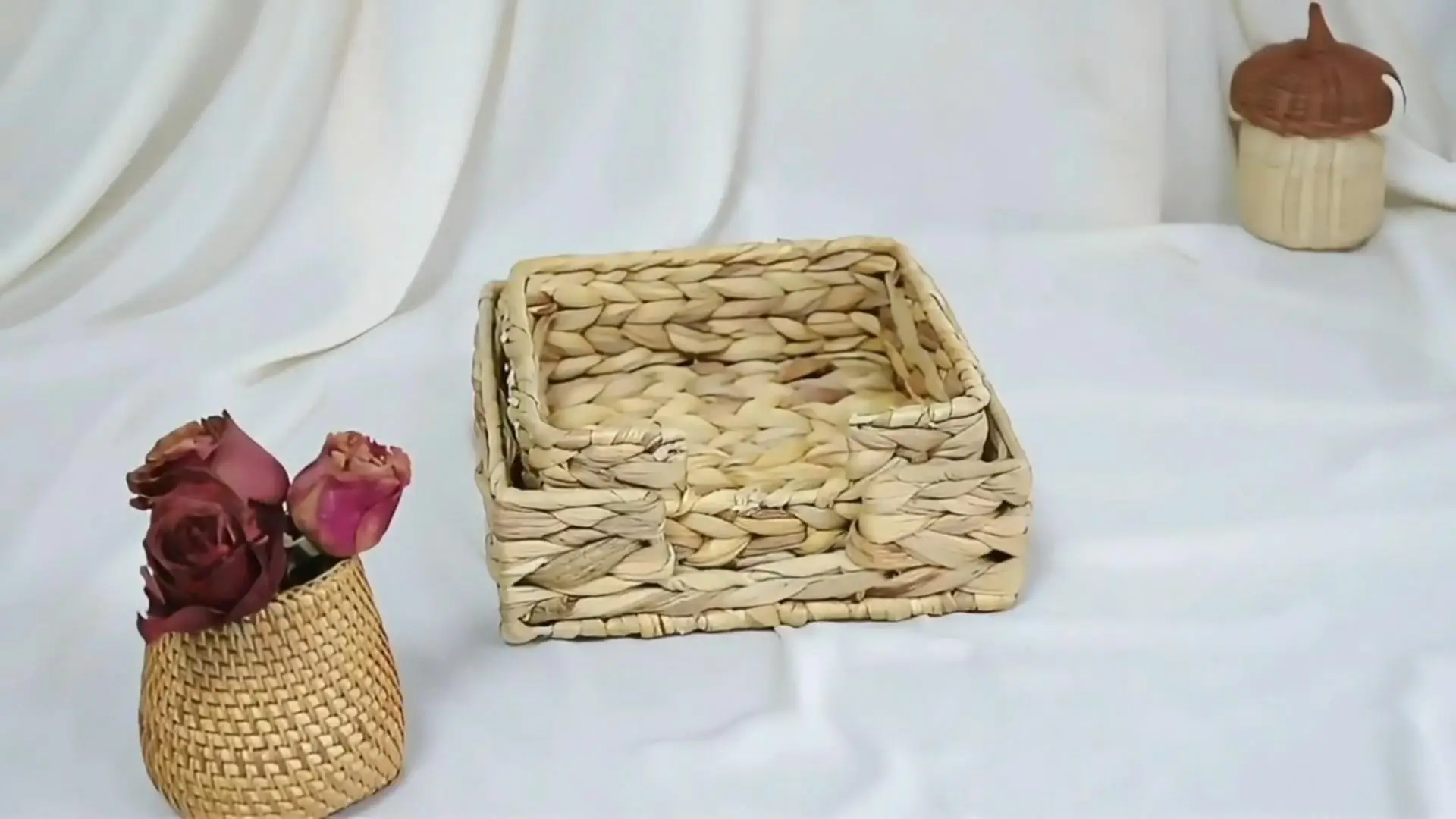 Simple pastoral style decorative Straw Fruit Basket- desktop storage basket 1