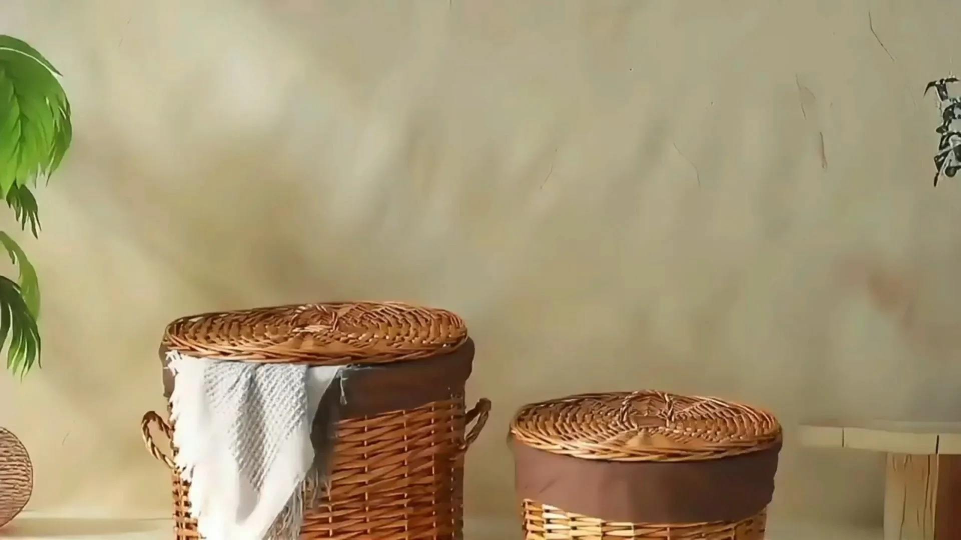 Cylindrical shape Willow Laundry basket with a cover OEM and ODM available 1