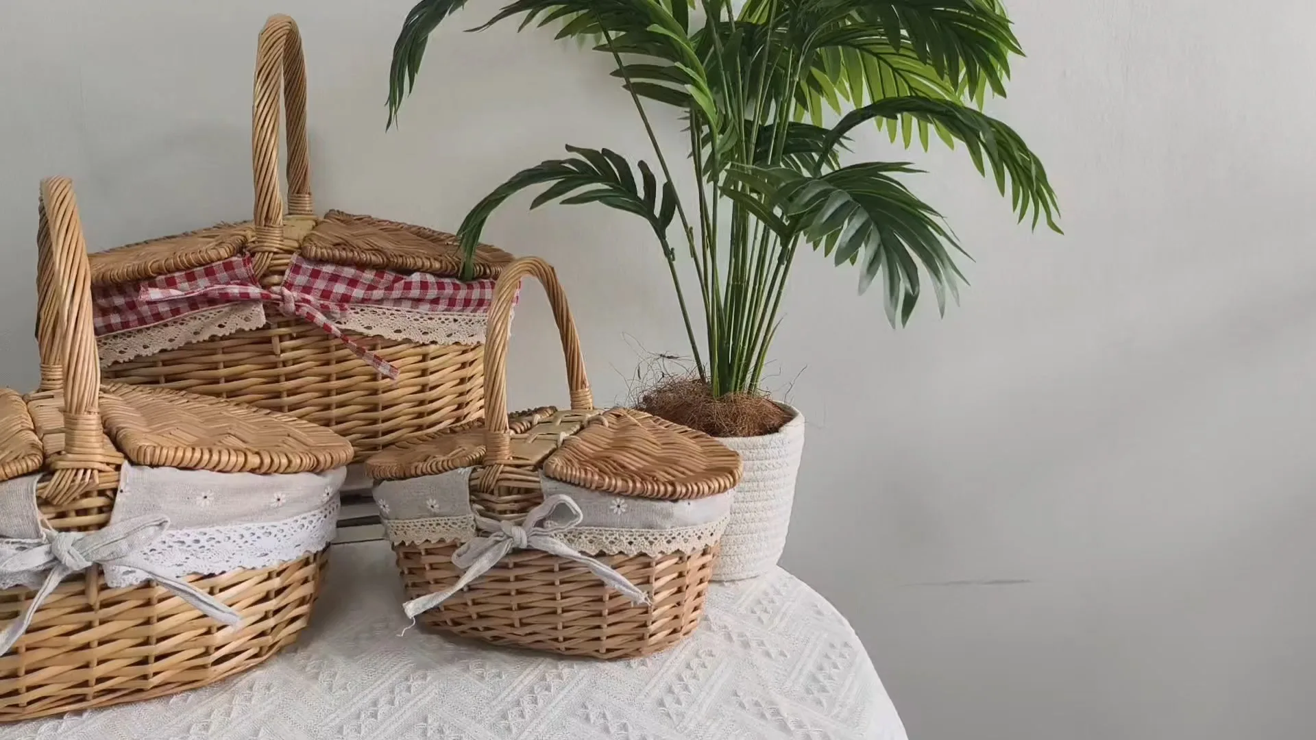 Willow Picnic Basket with flap cover and lining 1