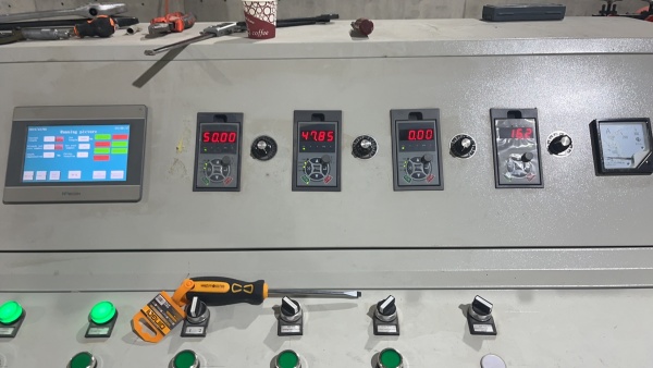 Kỹ thuật viên DAPU Lắp đặt và gỡ lỗi máy nắn thẳng và cắt dây <000000> Máy hàn lưới gia cố tại Iraq 2