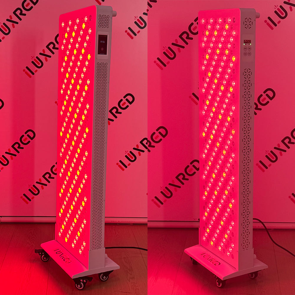 ¿Cómo se compara la potencia de salida de 1500 W del panel iLUXRED con otros dispositivos de terapia de luz roja?