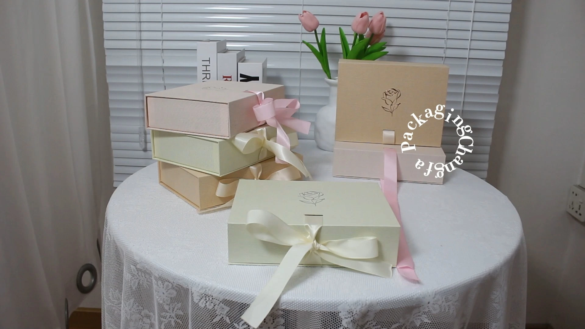 Geschenkkarton-Clamshell mit Bandeinlage aus Wellpappe 1