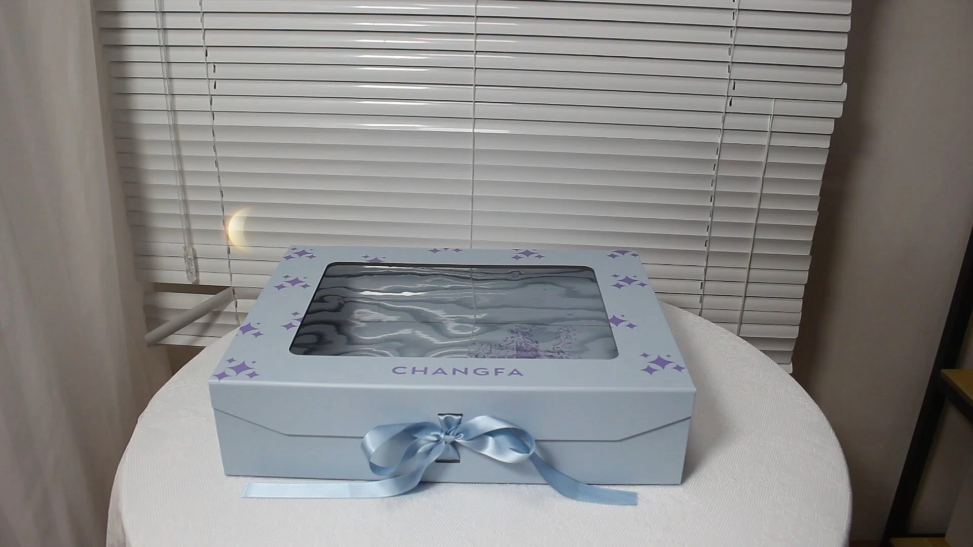 Einteilige faltbare Geschenkbox mit Fensterband 1