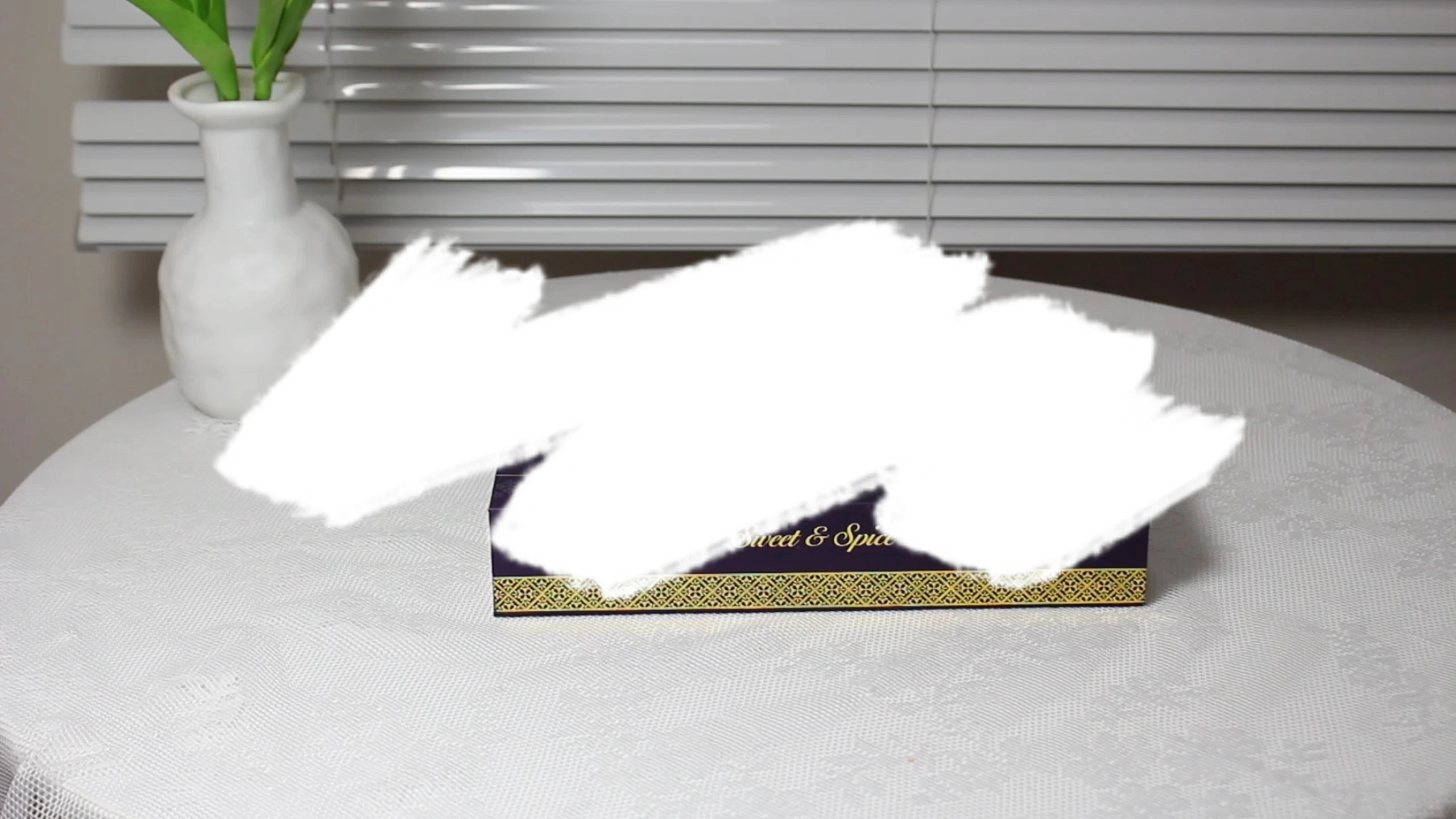 Caja de regalo de papel CF con tapa magnética morada y detalles dorados para un embalaje premium 1