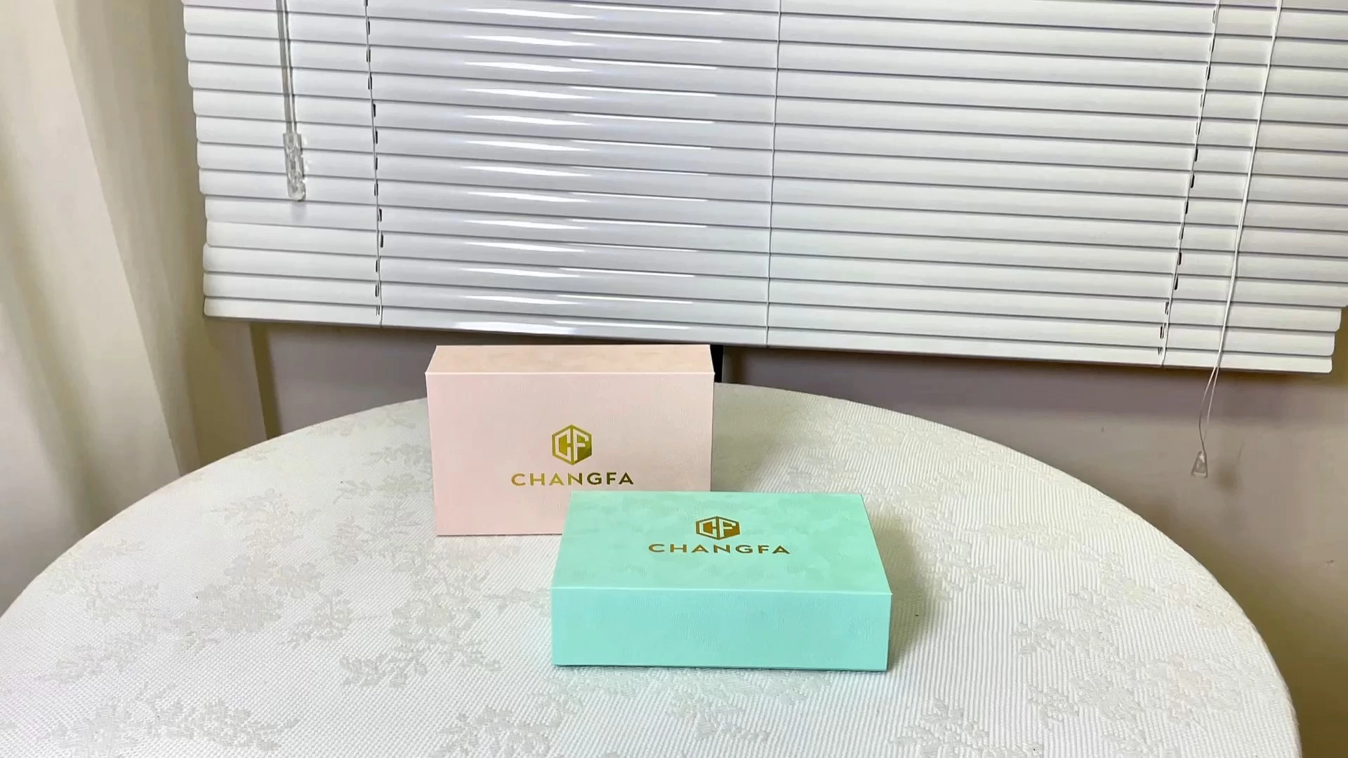 Custom Luxury Cosmetic Gift Box Luxury Embossed Graphic Cardboard Clamshell Magnetic Closure Moisturizer Gift Box Packaging 1