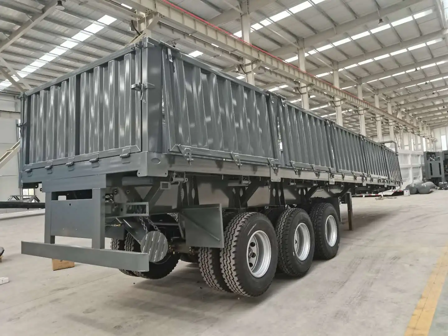 3 Axle Hydraulic Cylinder Side Tipper Trailer For Transporting Heavy Loads 5