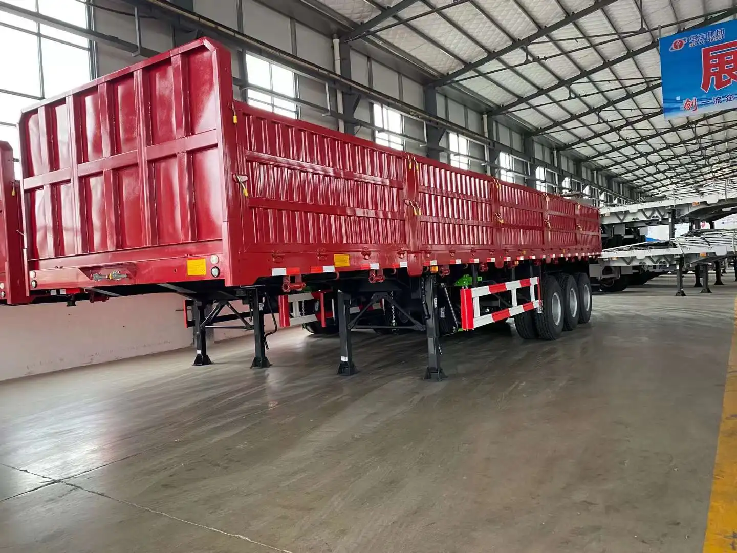 3 Axle Hydraulic Cylinder Side Tipper Trailer For Transporting Heavy Loads 3