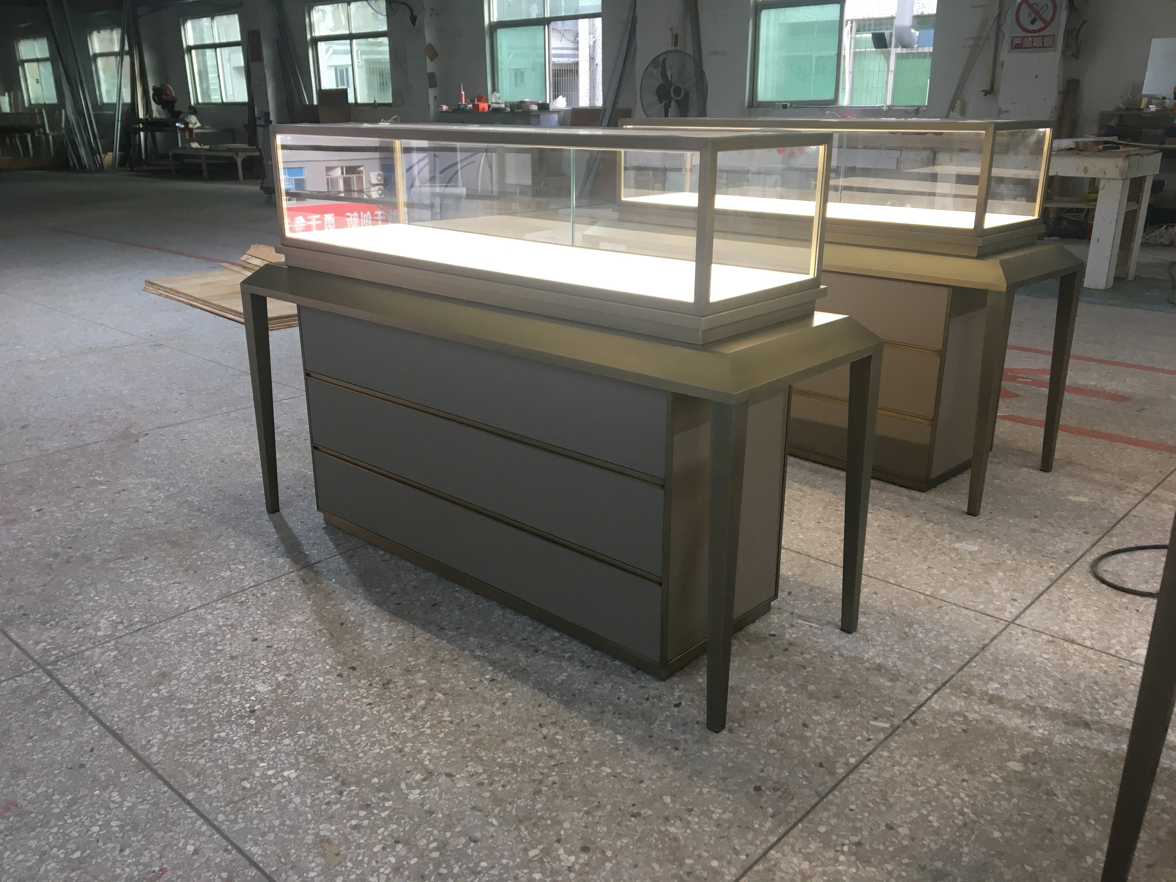 Vitrinas modernas a medida para joyería, ideales para tiendas minoristas, con acabados de lujo de fácil limpieza. 1