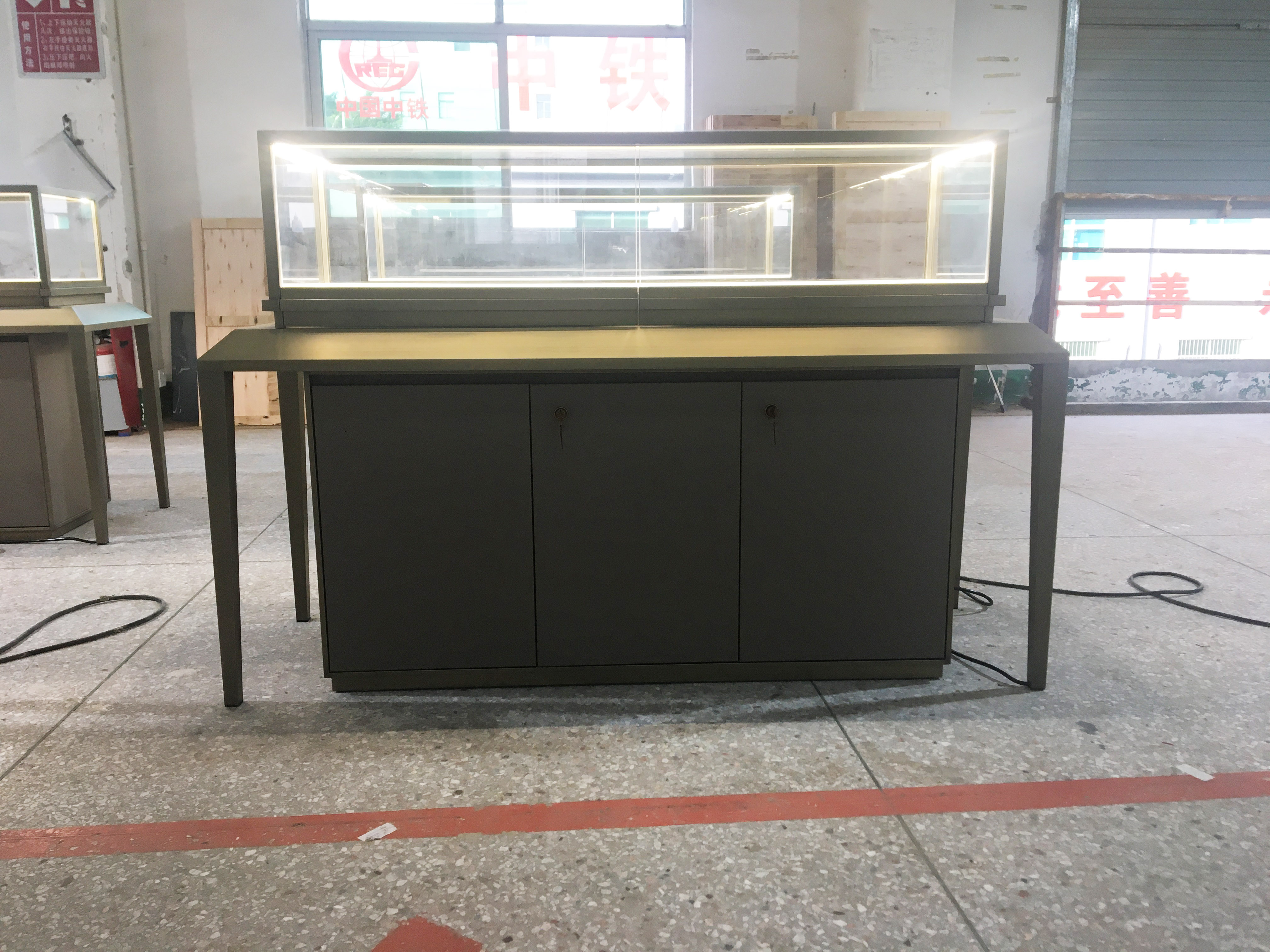 Vitrinas modernas a medida para joyería, ideales para tiendas minoristas, con acabados de lujo de fácil limpieza. 4