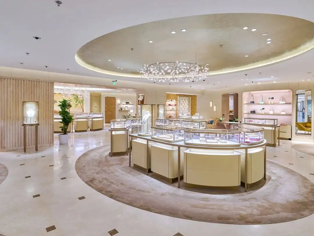 How Display Cases Can Boost Your Jewelry Sales 1