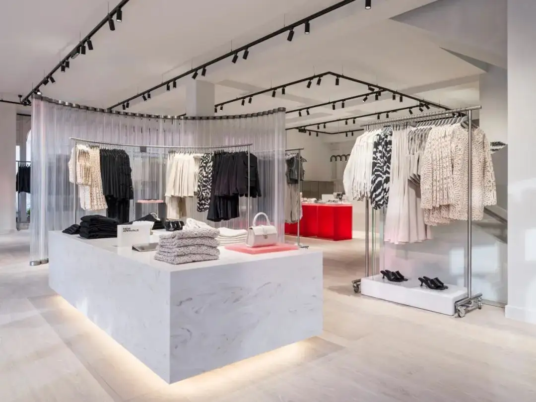 Branded Apparel Display Solutions LUXE Showcasesfor Business 2