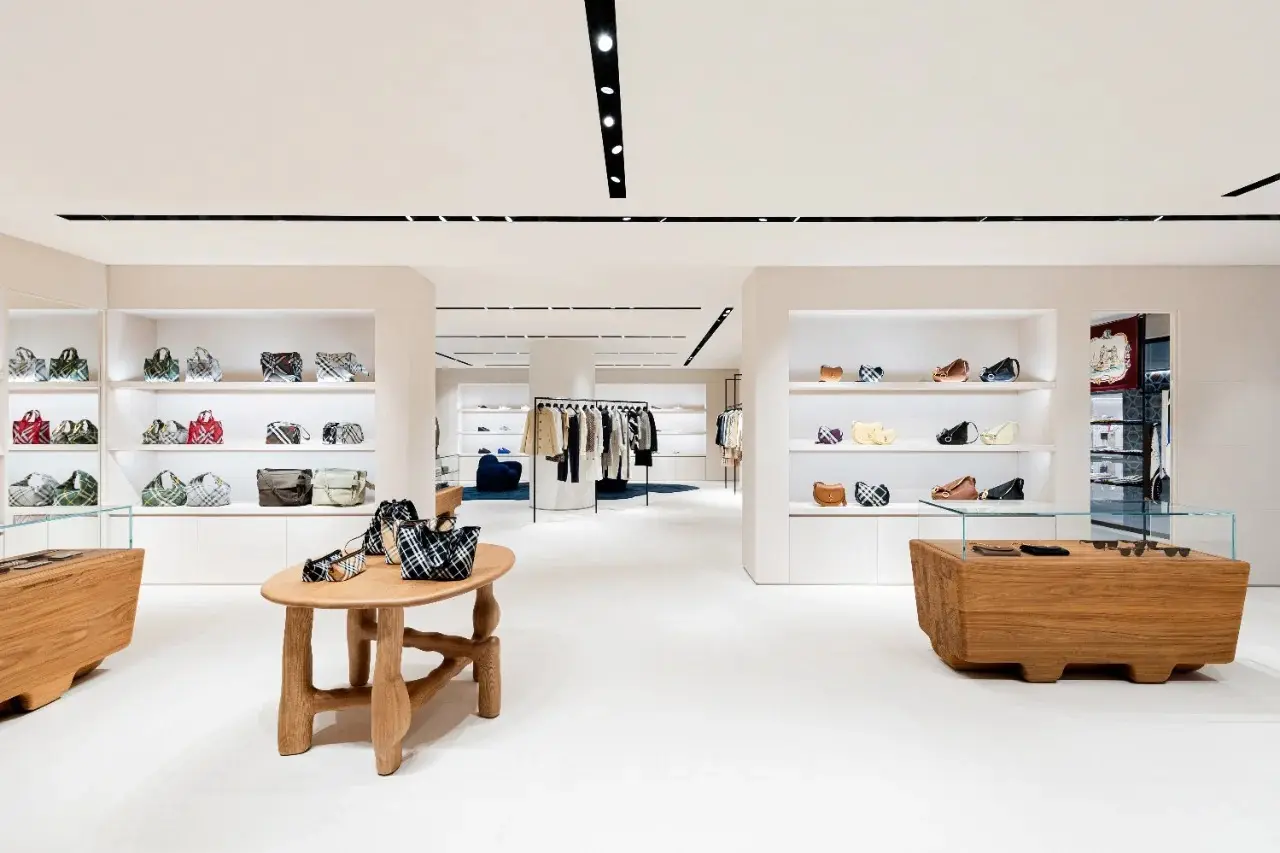 For Businessglass Display Case Manufacturers High-End Luxury Clothing Showcases R&D Designer-lighting Designer-soft Fitting Designer and Display Designer) 3
