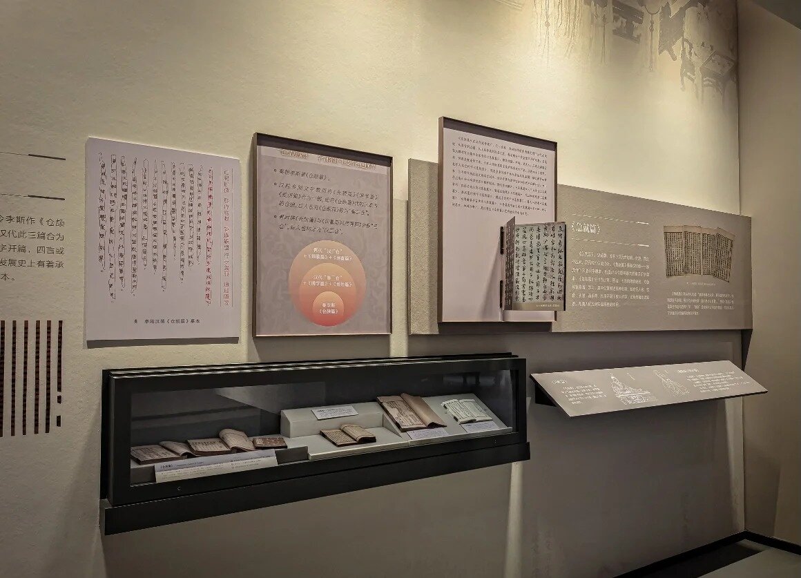 Fábrica de exhibición de vitrinas de vidrio de vitrinas de museo personalizadas 4