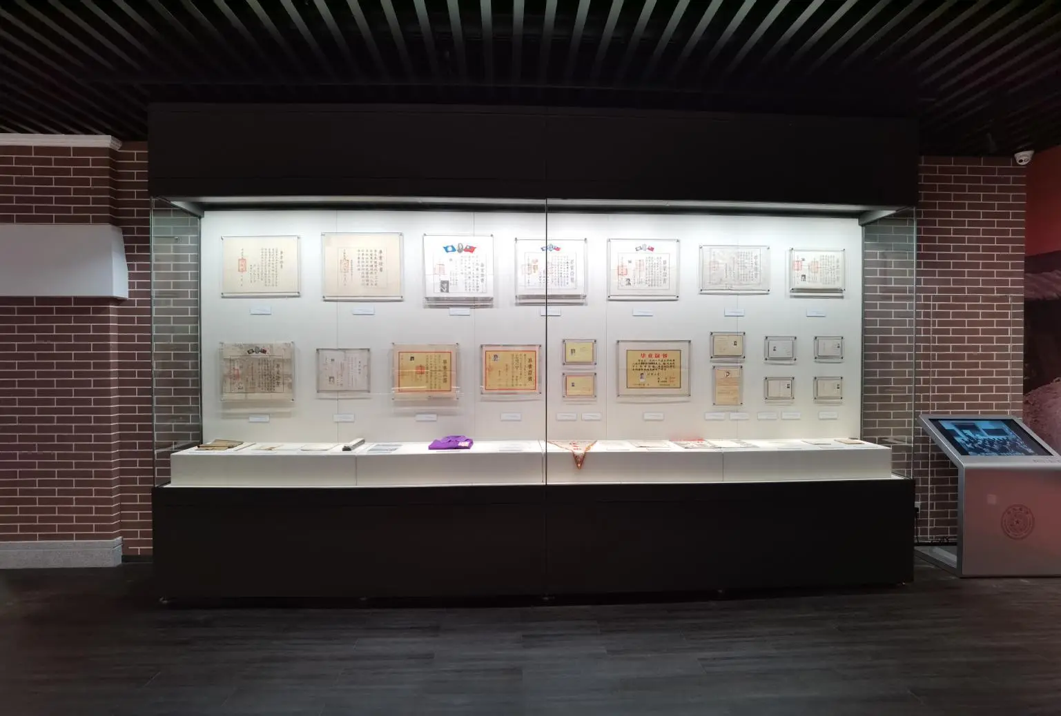 Best Frameless Glass Showcase 5