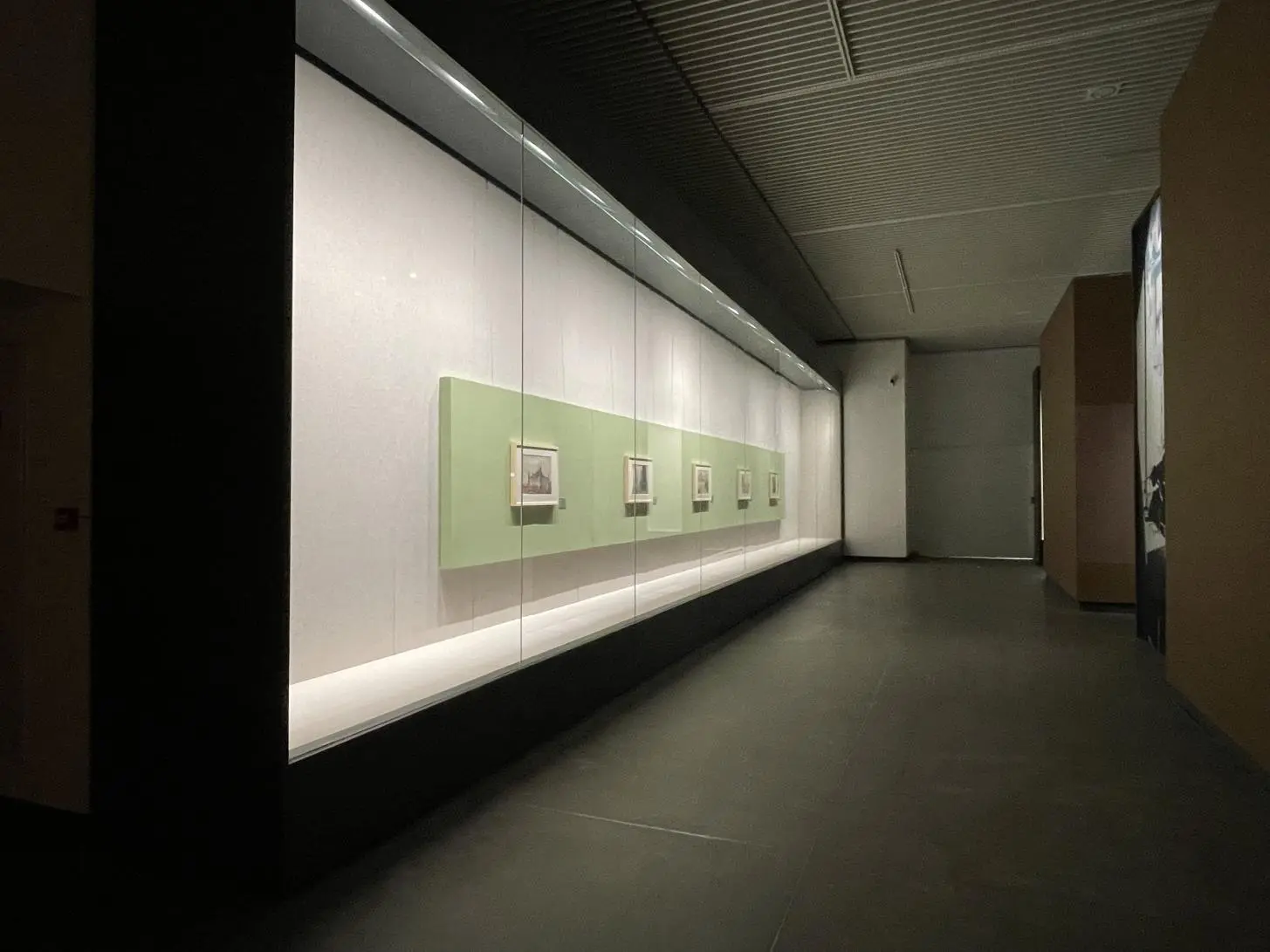 LUXE Showcases Custom Made Glass Display Cases Duty-free ShopSuppliers 5