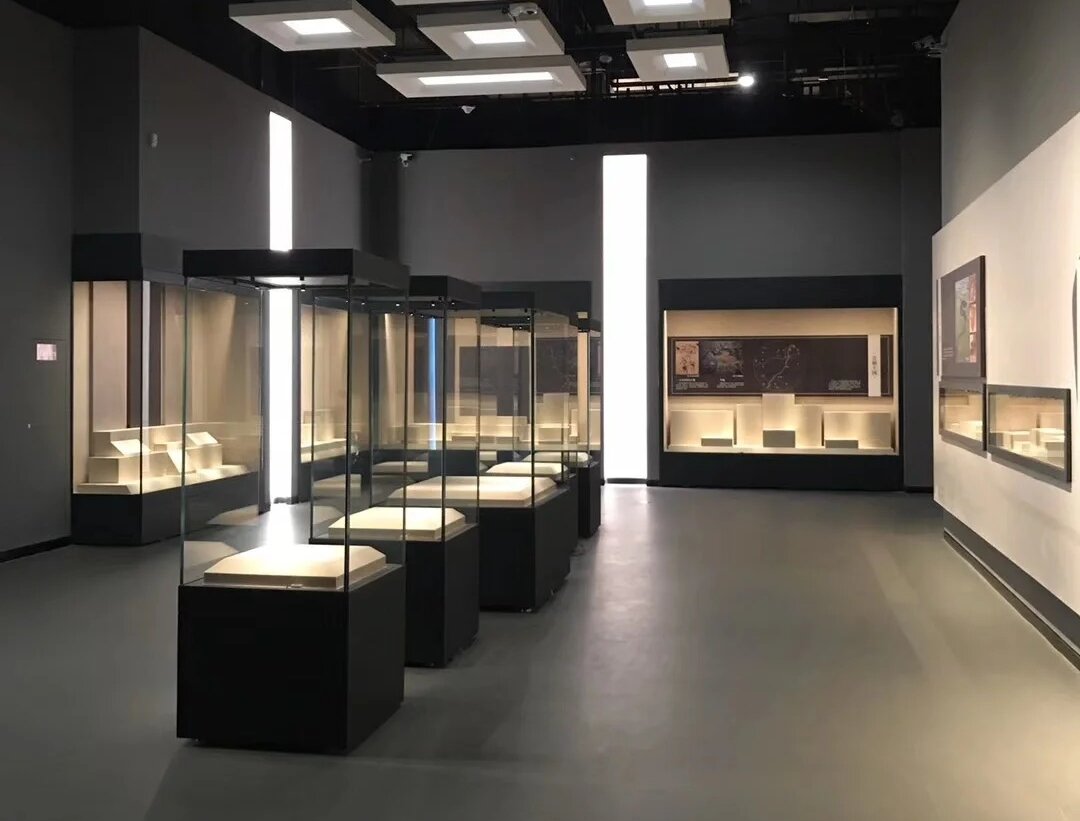 La exhibición alta independiente del museo del escaparate coloca diseño minimalista 2