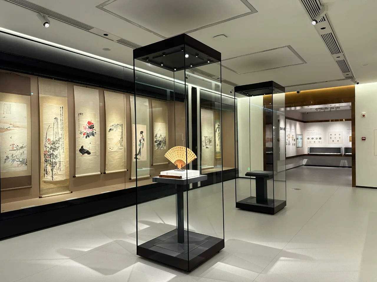 Vitrina alta independiente de vidrio de primera calidad con diseño de escaparate de museo de alta gama 1