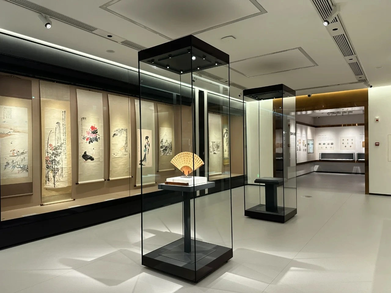 Vitrina alta independiente de vidrio de primera calidad con diseño de escaparate de museo de alta gama 1