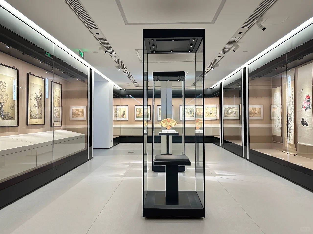 Vitrina alta independiente de vidrio de primera calidad con diseño de escaparate de museo de alta gama 3