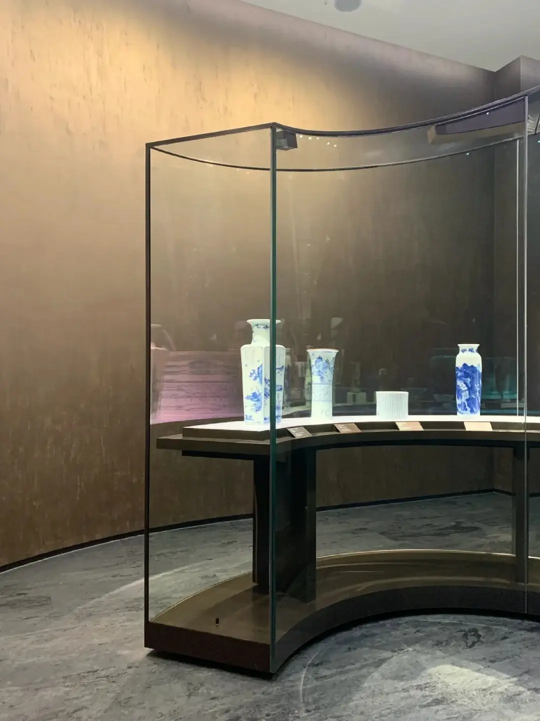 LUXE Showcases Custom Showcase Display 1.Free Design; 2.Value-added Services(provided Free Solution Concept); 3.Installation Instruction; 4. Take Measurements; 5. Professional After-sale Service Custom Showcase DisplaySuppliers 4