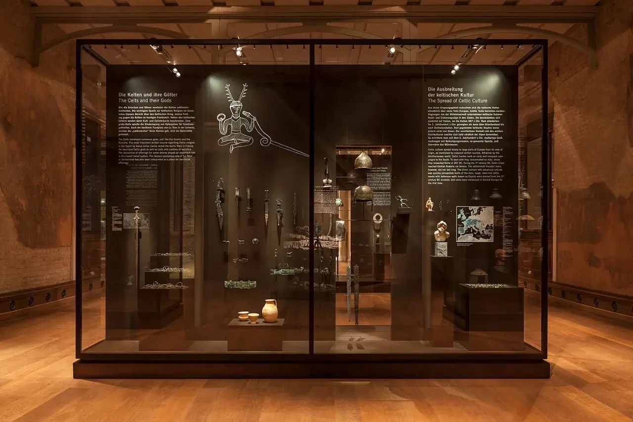 Aluminium Glass Showcase Maker Custom Museum Display Cases 2