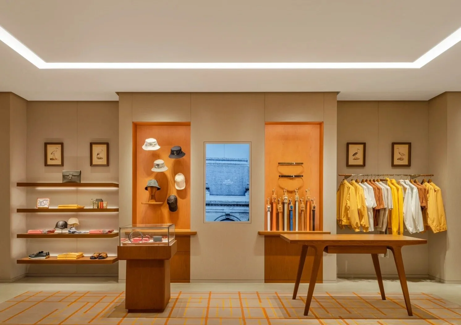 Vitrinas de ropa personalizadas de lujo y diseño de escaparates de madera maciza para tiendas de ropa 1