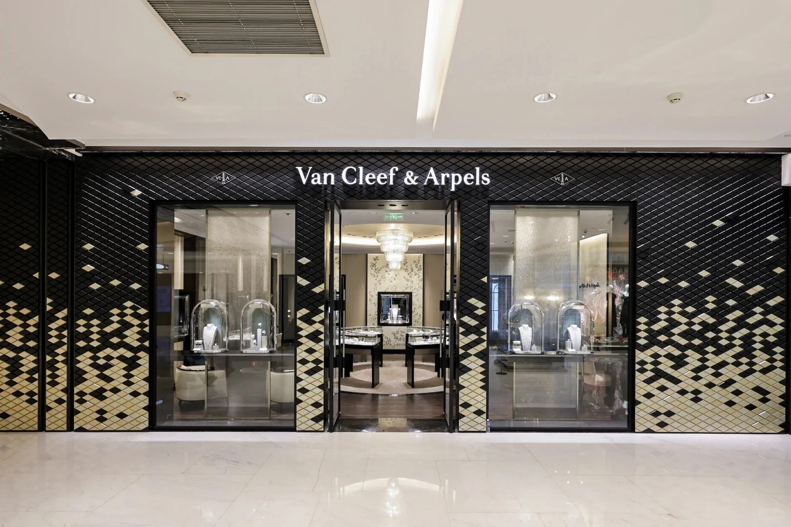 Bespoke Jewelry Showcases - Where Brand Heritage Inspires Spatial Elegance 1