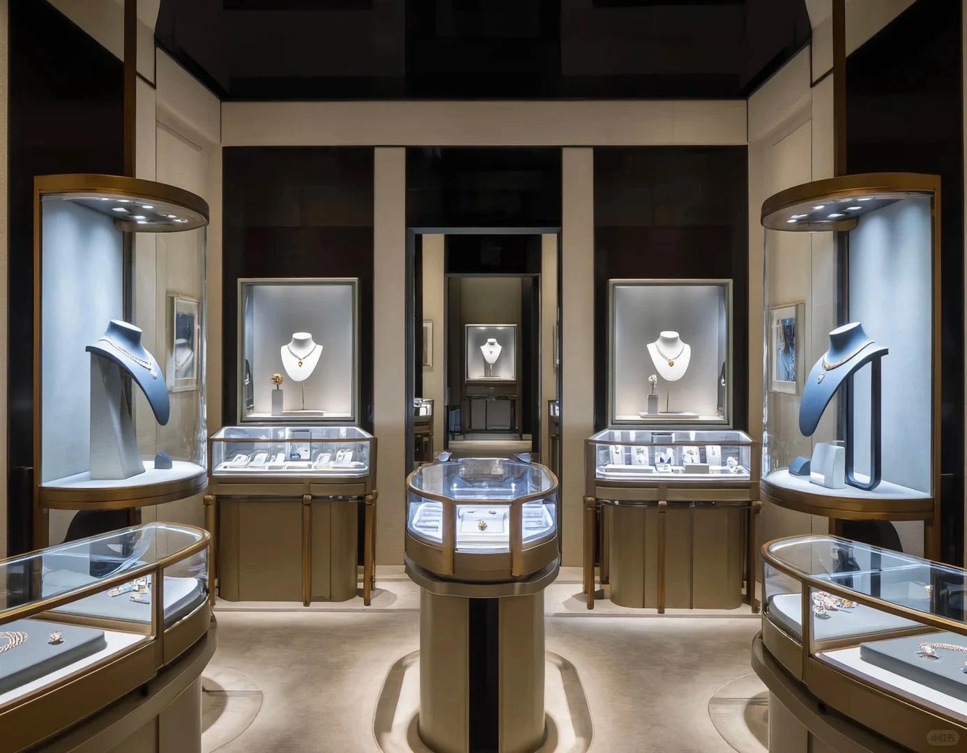 خزائن عرض المجوهرات الفاخرة والحصرية والمخصصة: أداة عرض قوية لمتاجر المجوهرات الراقية 1