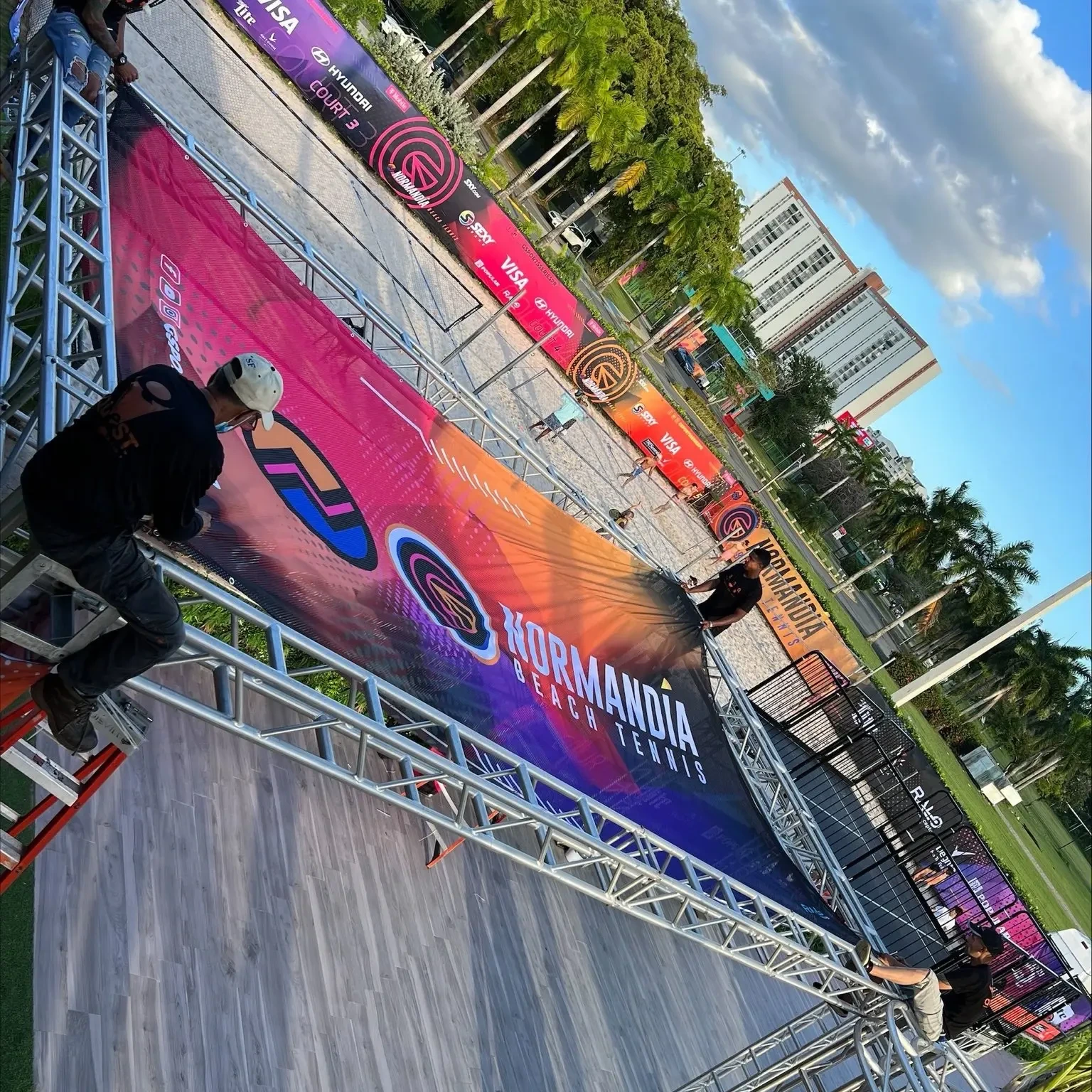 لافتة شبكية من قماش البوليستر من ماركة TJ بوزن 125 جرامًا للمتر المربع للمناسبات 1