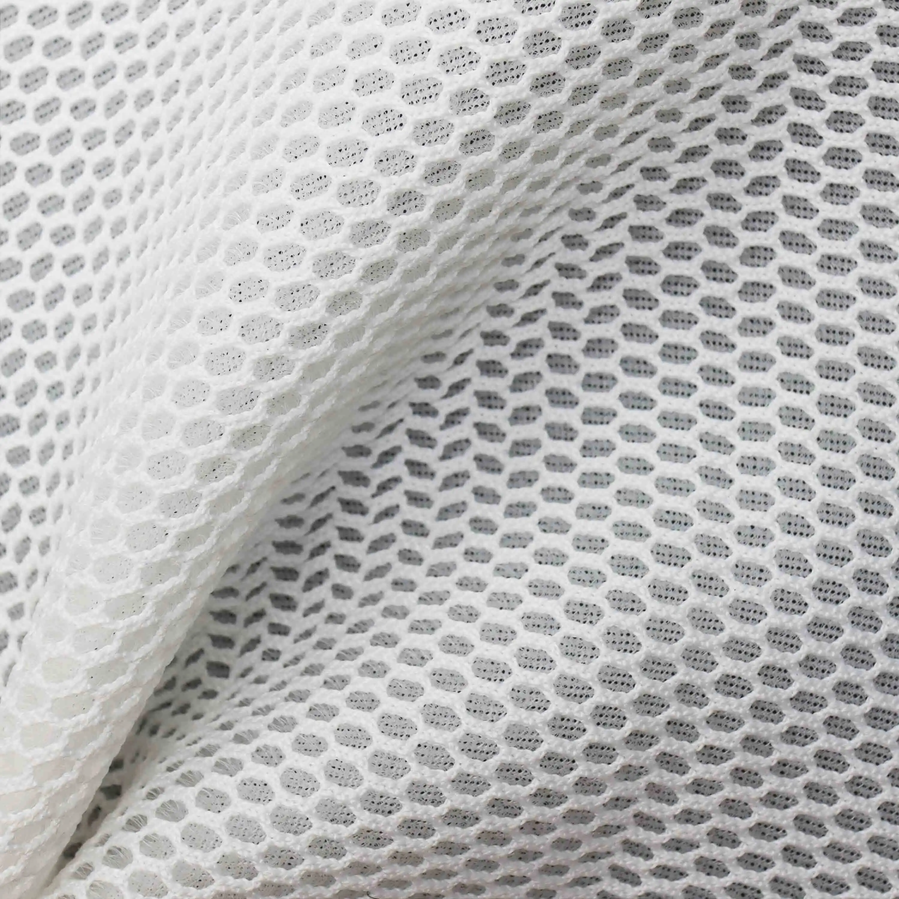 Malla de tres capas de doble cara regular de punto por urdimbre D612F Las capas superiores se sienten cómodas y transpirables capas tridimensionales blancas suaves 1