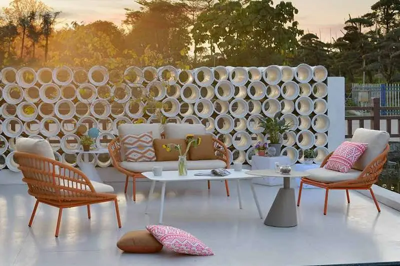 Bộ ghế sofa nhôm ngoài trời với đệm ngồi Textilene và bàn cà phê góc tròn lớn 1