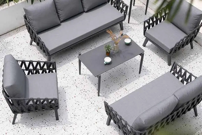 Patioko sofa-sorta ehundutako soka eta aluminiozko egitura beira tenplatuarekin 1