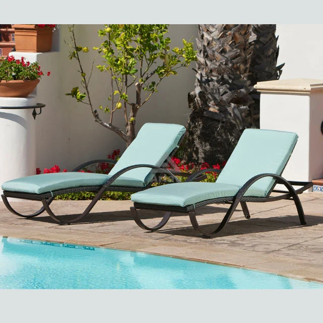 Cómoda y moderna tumbona de plástico para la playa. 1
