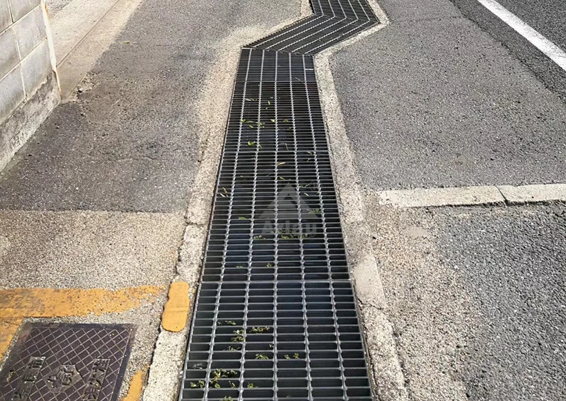 Gutter drain grating 1