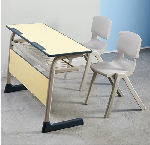 Bureau et chaise des élèves du secondaire 1