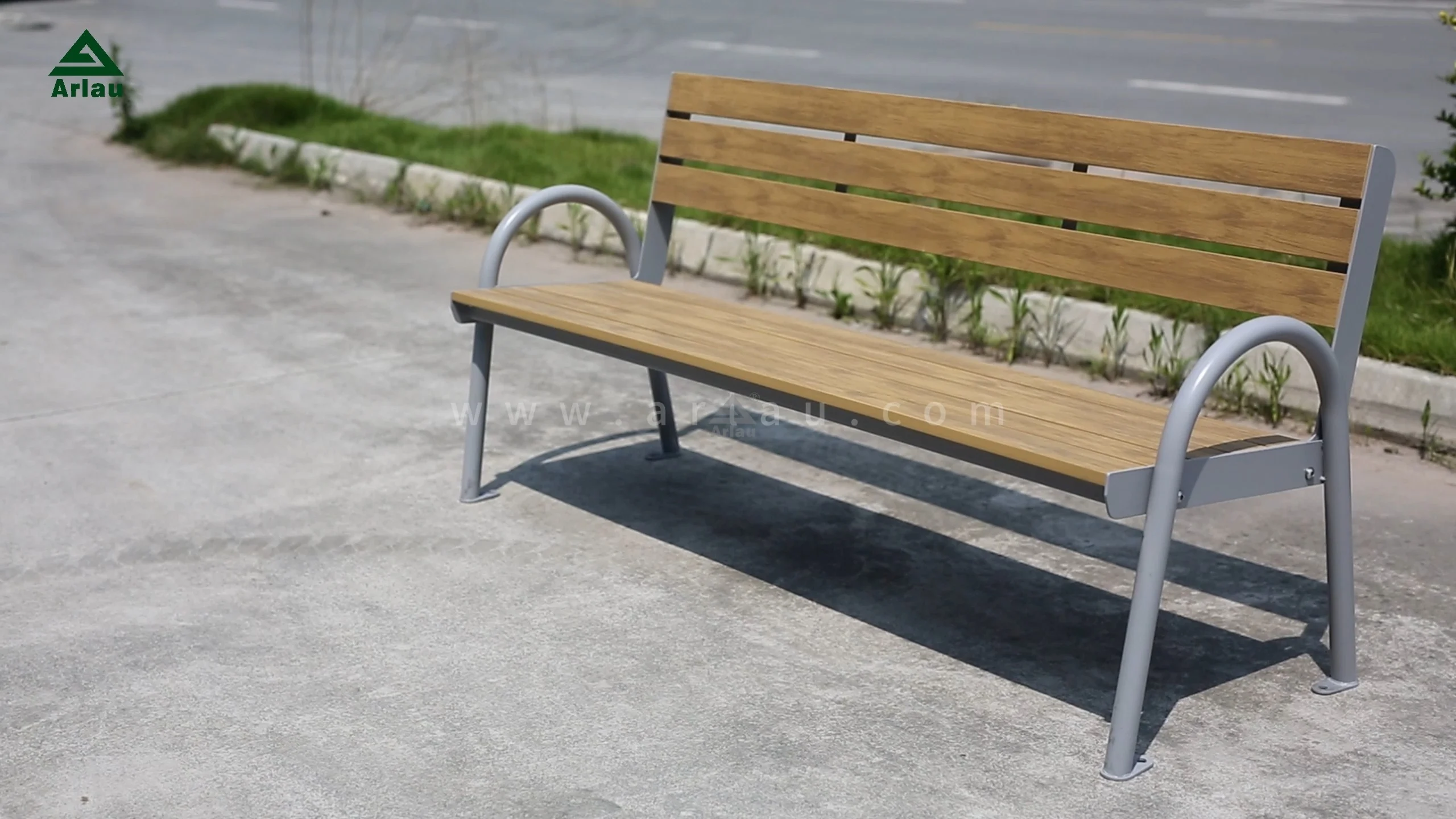 Banco de parques de madera de estilo moderno al aire libre con respaldo y reposabrazos, acomodando a 3-4 personas 1