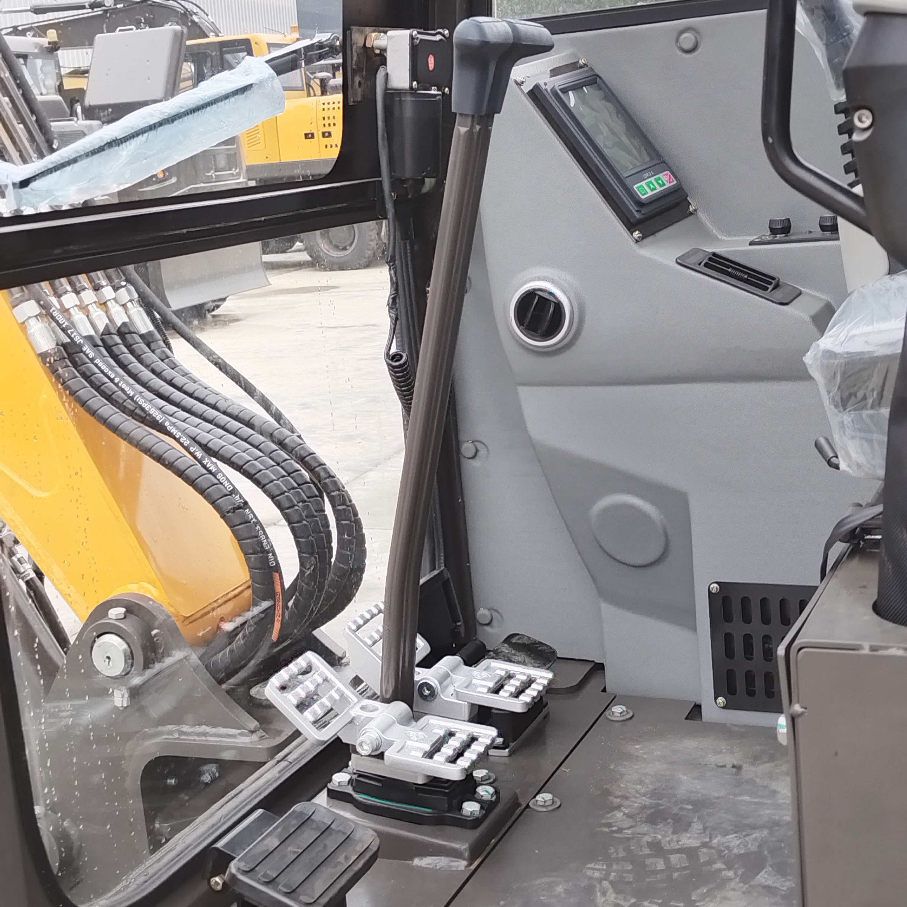 Pelle compacte pour la construction – Machine puissante, durable et polyvalente 4