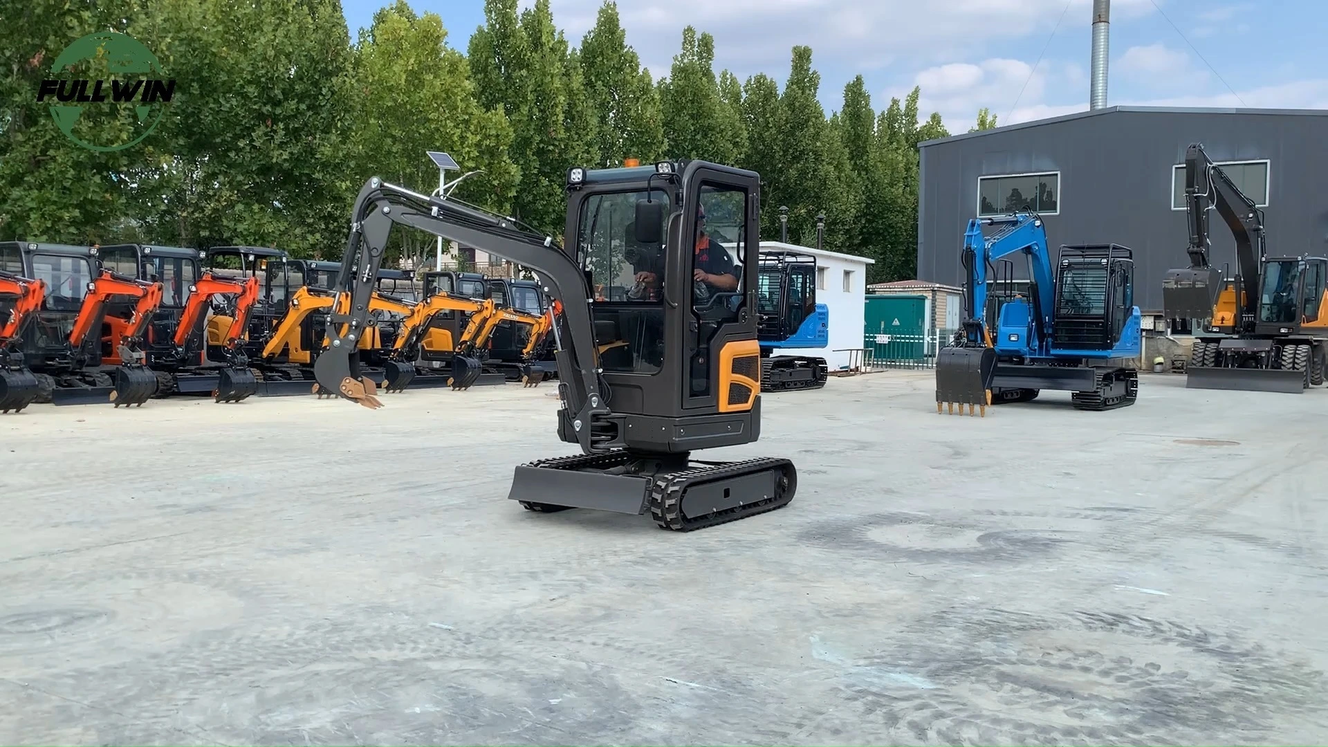 Escavadeira de esteiras pequena de 1,8T com motor diesel potente e cabine com opção de abertura/fechamento. 1