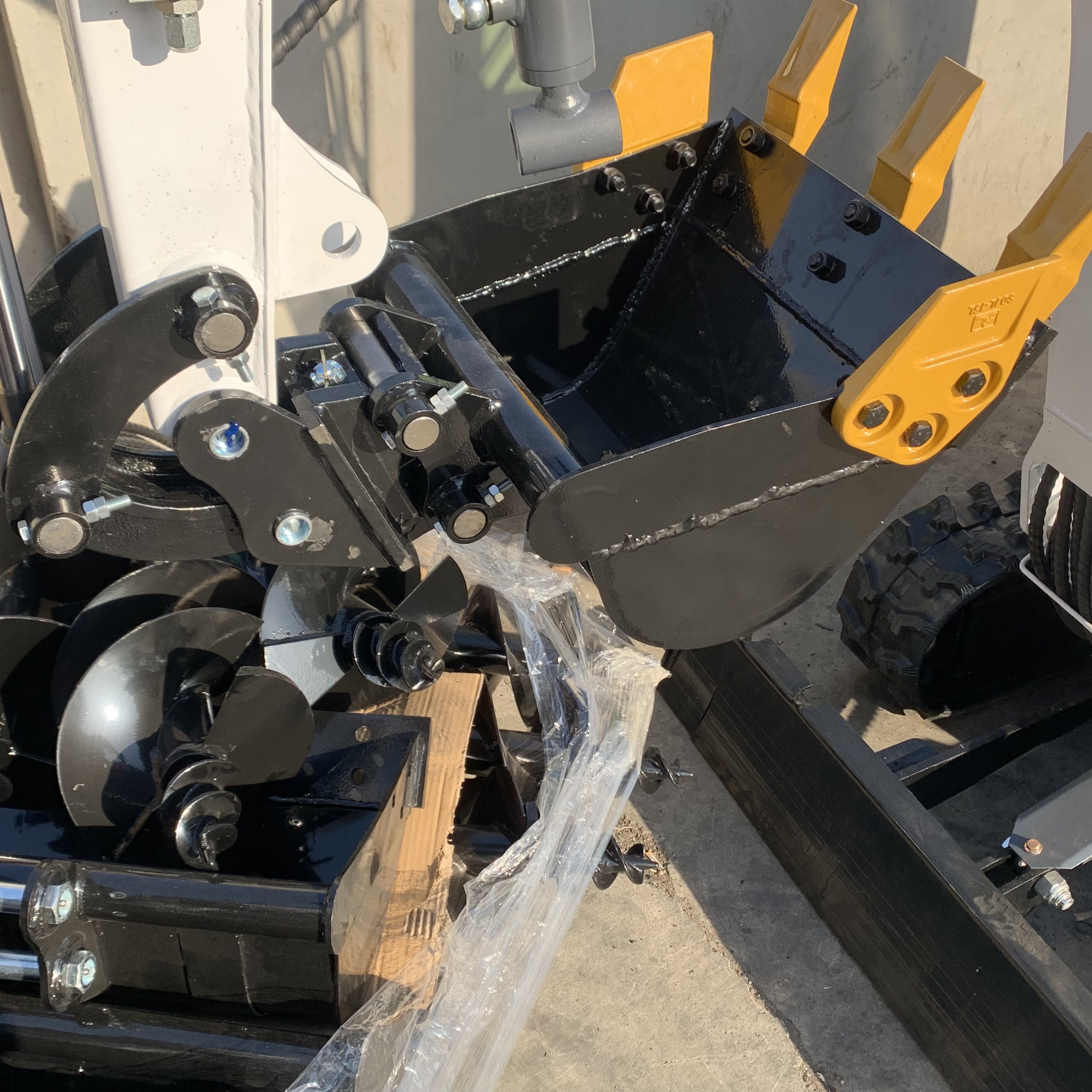 Mini-pelle sur chenilles compacte de 1,5 tonne, très populaire, conforme à la norme EURO5 d'émissions et à la commande pilote. 5