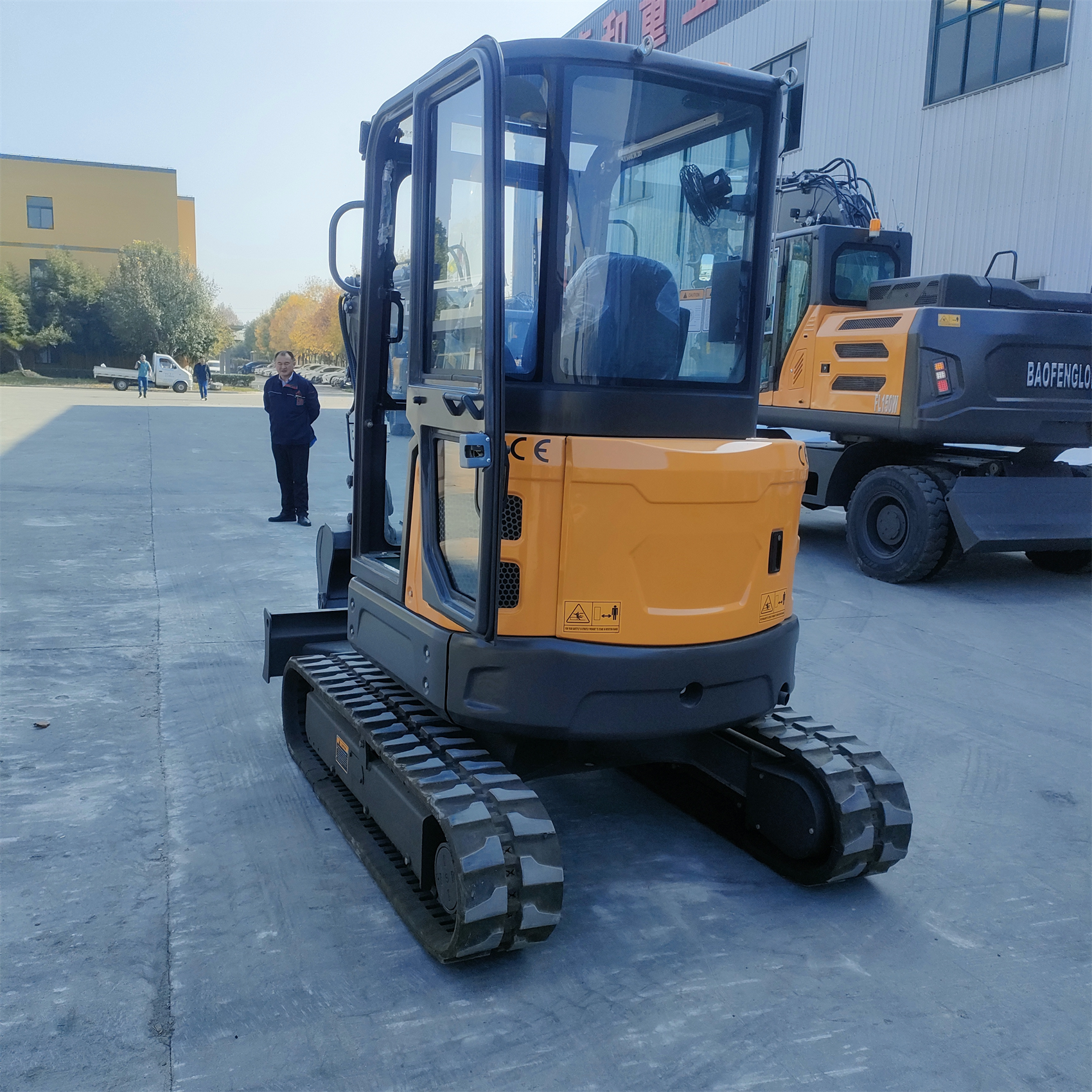 Pelle compacte haute performance de 3 tonnes, idéale pour la construction et l'aménagement paysager 4