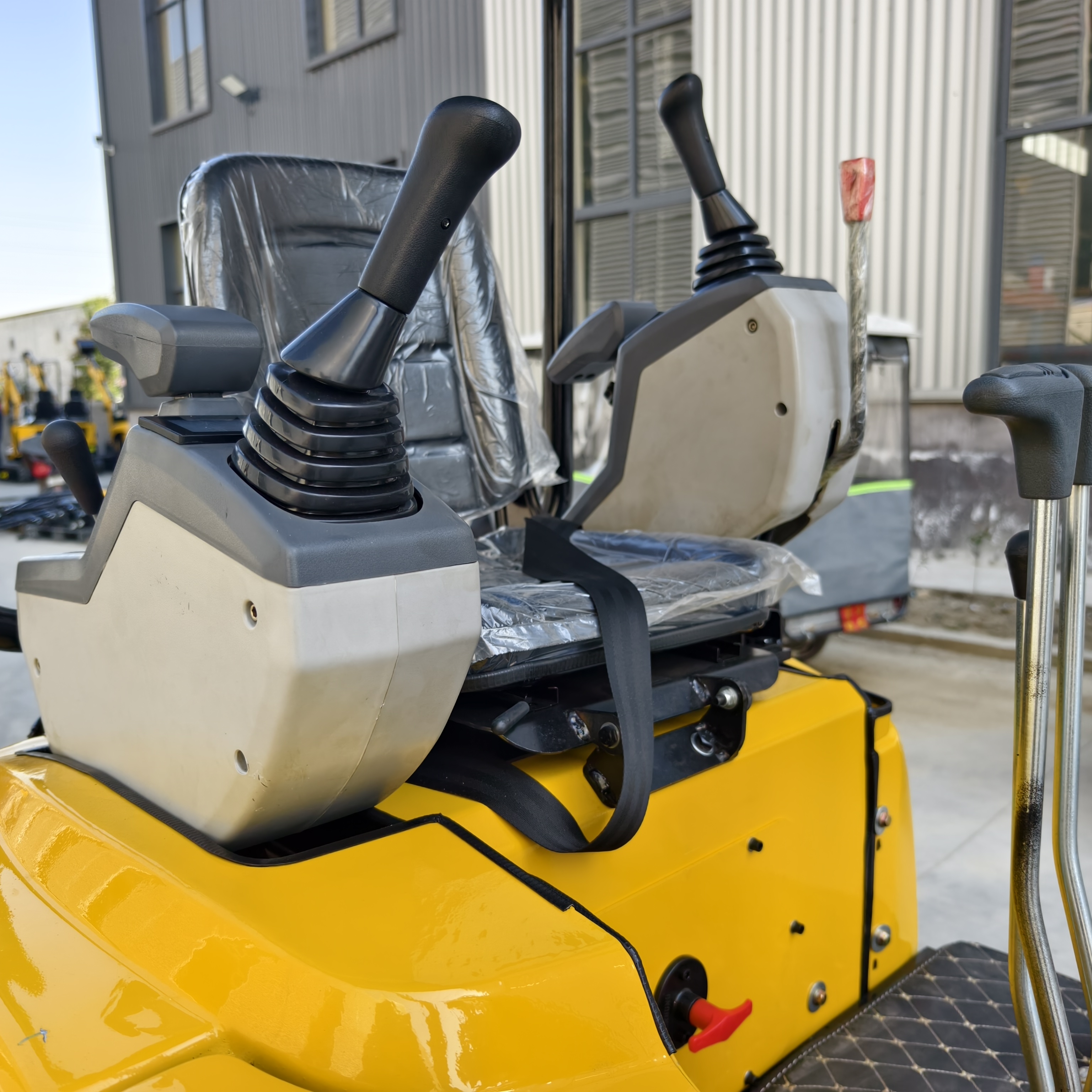 Mini-pelle sur chenilles compacte de 1,5 tonne, très populaire, conforme à la norme EURO5 d'émissions et à la commande pilote. 2