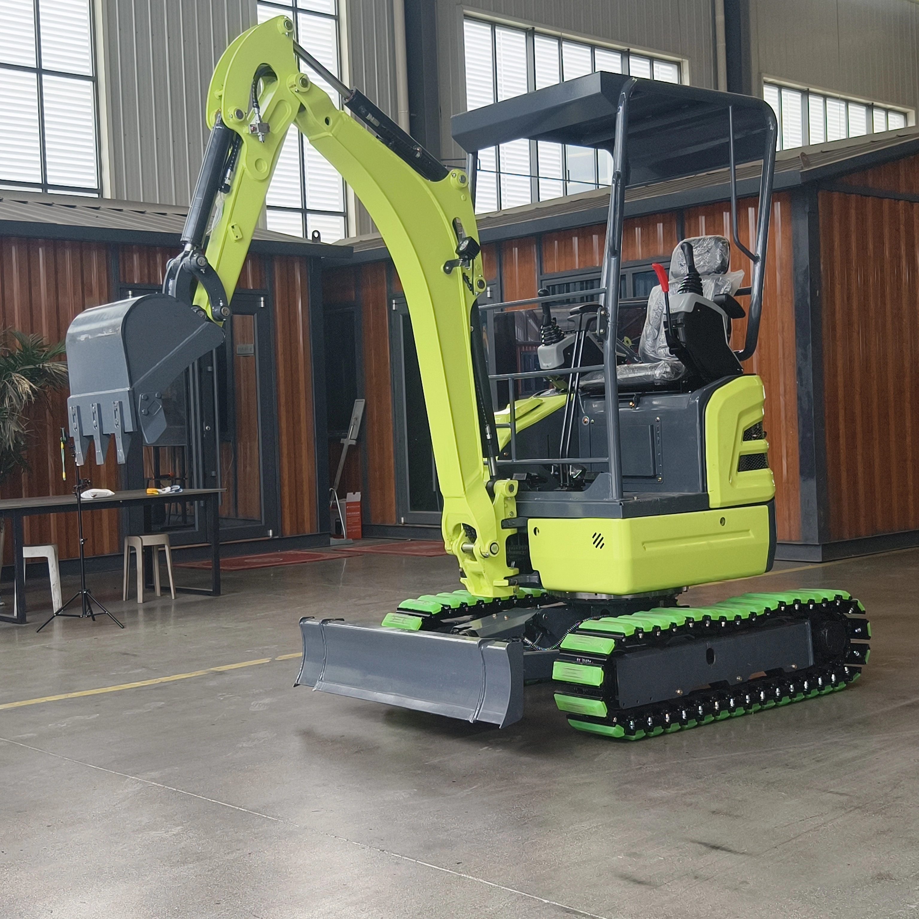 2 Ton Hydraulic Compact Excavator Mini Digger 1