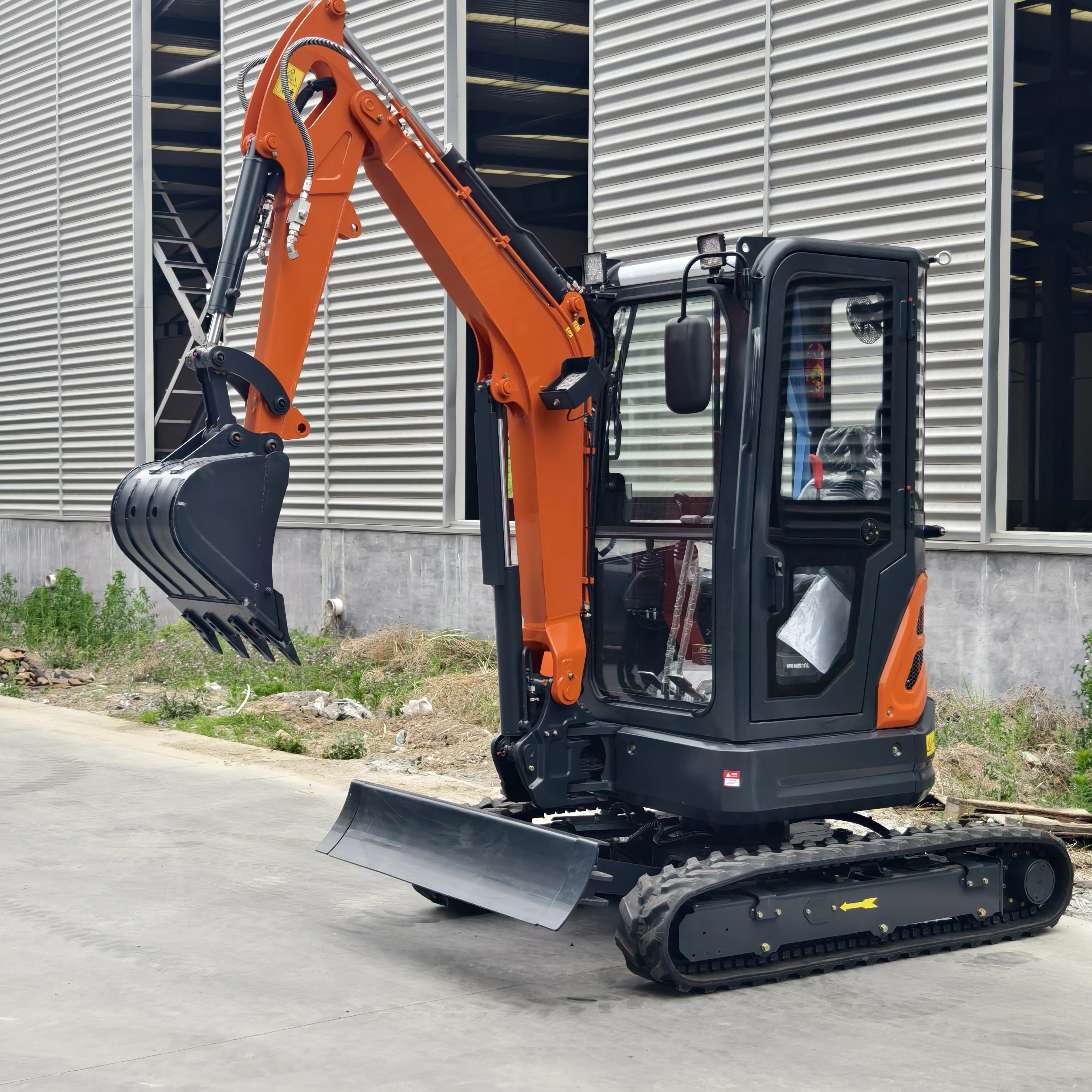 Stock Excavators 2.5Ton Farm Construction Garden Digger Machines Palettes Mini Excavator Dingo Mini Excavator Price 1